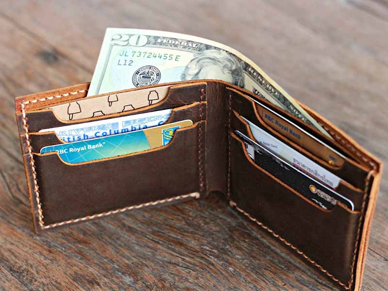 Men's wallet in minimalist leather